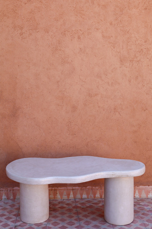 table organique en tadelakt, table en forme de vague, table organique tendance faite-main en beton ciré, table esthétique, table basse organique esthétique en tadelakt 