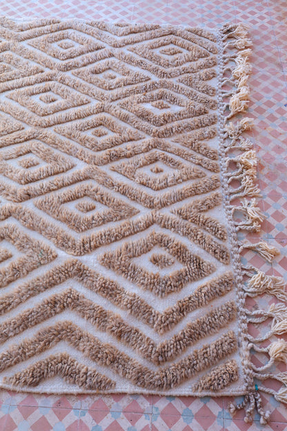 Tapis Berbère Béni Ouarain Beige Foncé à Motifs Losanges en Relief - 276 x 192 cm