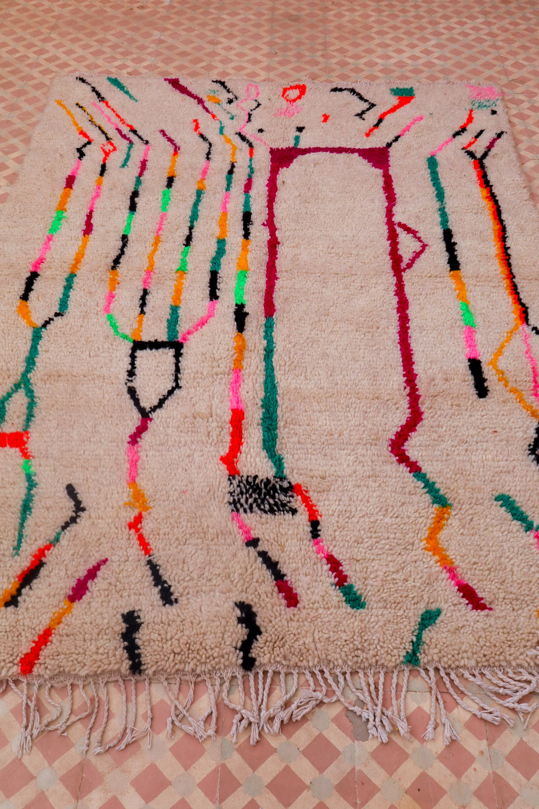 White azilal Berber carpet with flooded colored patterns - 200 x 140 cm