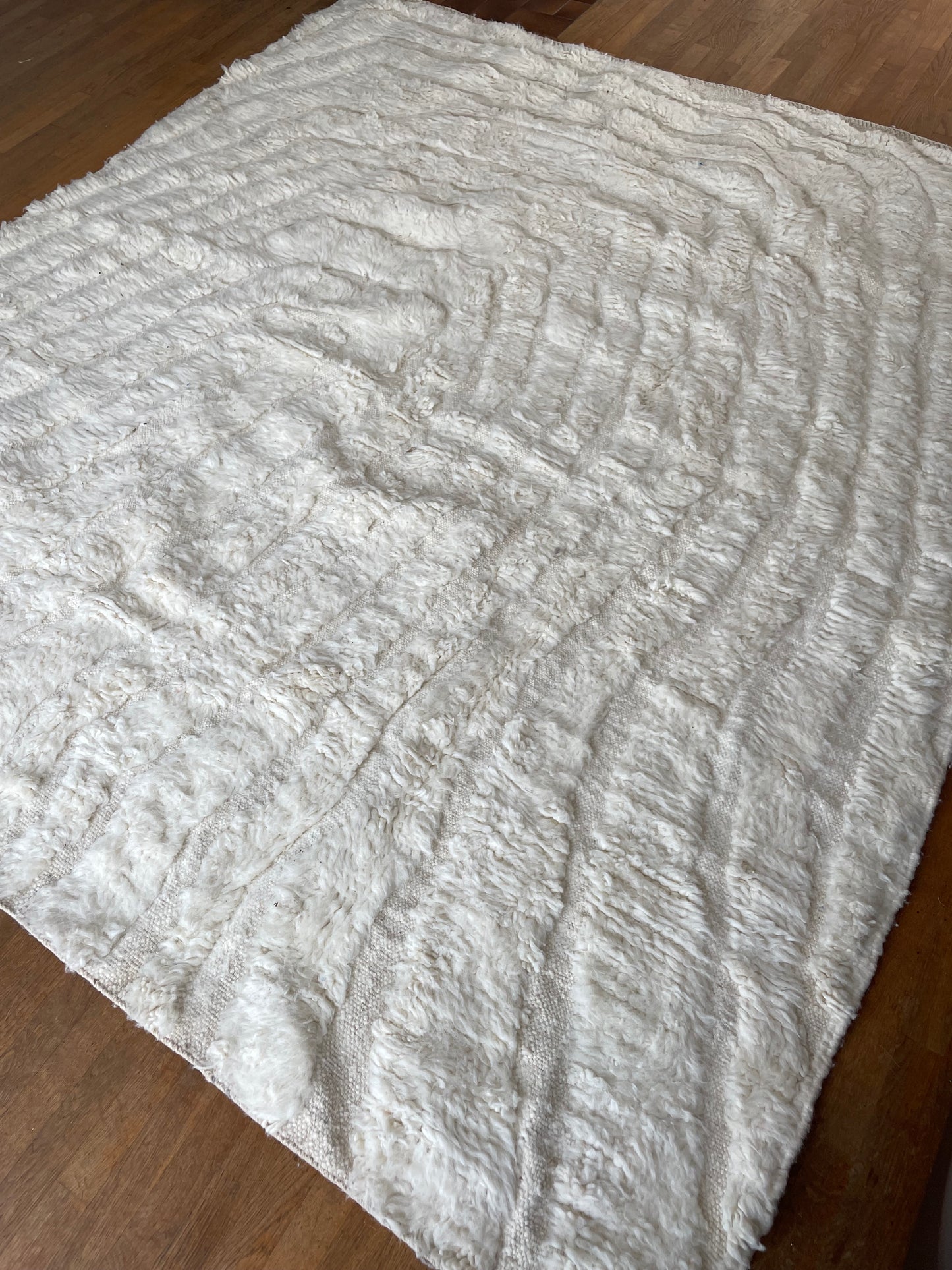 Tapis Berbère Béni Ouarain Blanc à Motifs en Relief - 210 x 238 cm