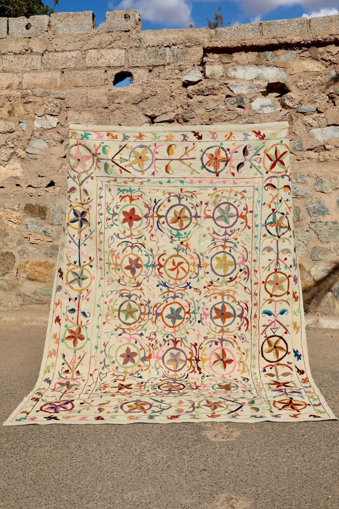 Tapis Kilim Suzani Motifs Brodés Multicolores – 240x 170 cm Néda