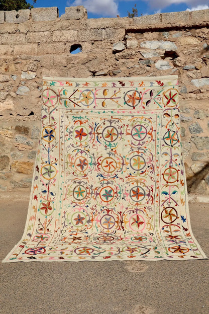 Tapis Kilim Suzani Motifs Brodés Multicolores – 240x 170 cm Néda