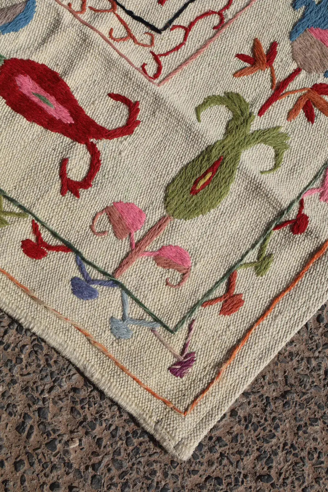Tapis Kilim Suzani Blanc Multicolore – 180 x 120 cm Néda