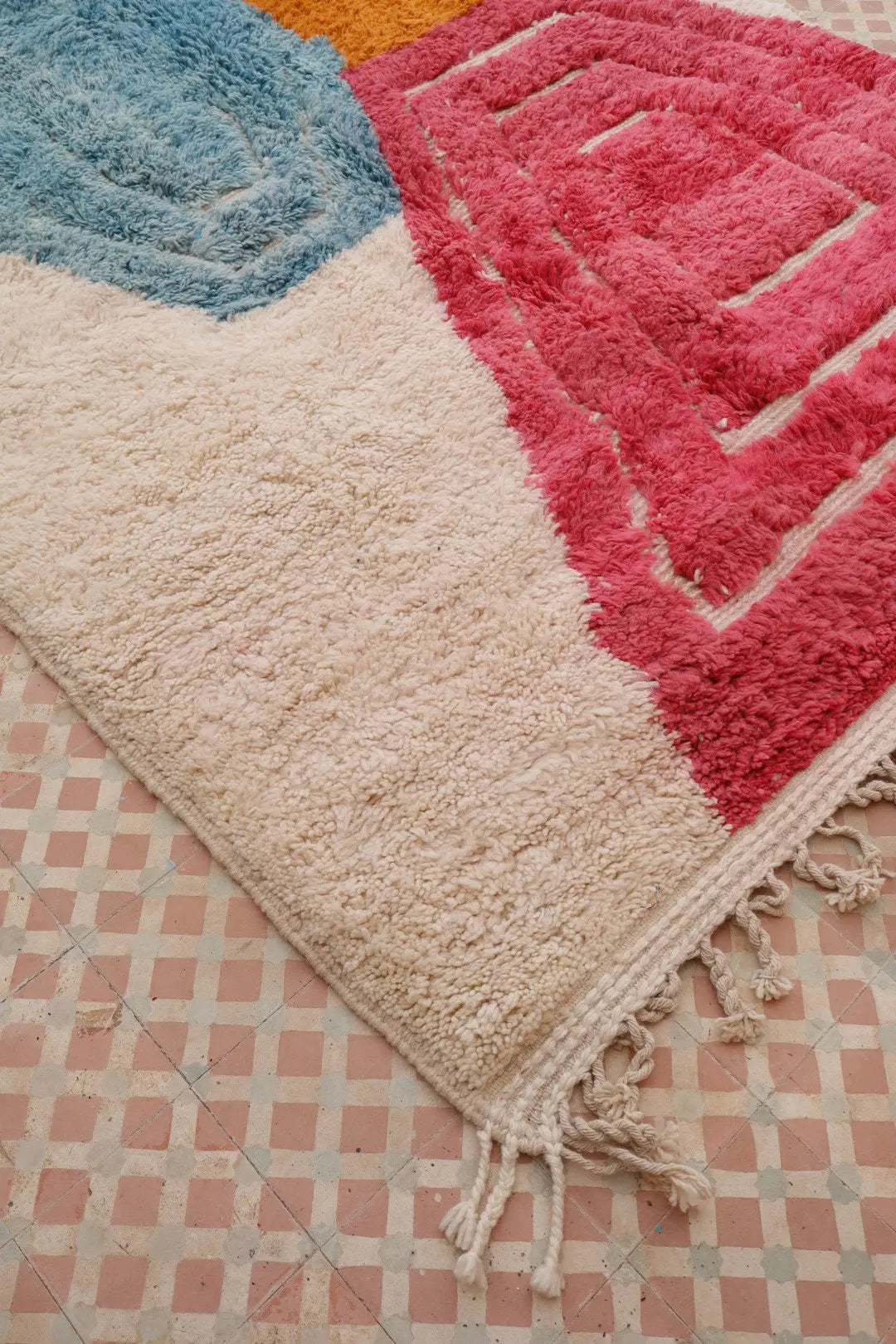 Tapis Berbère Blanc à Motifs Colorés Contemporain à Reliefs Béni Ouarain - 292 x 194 cm Néda