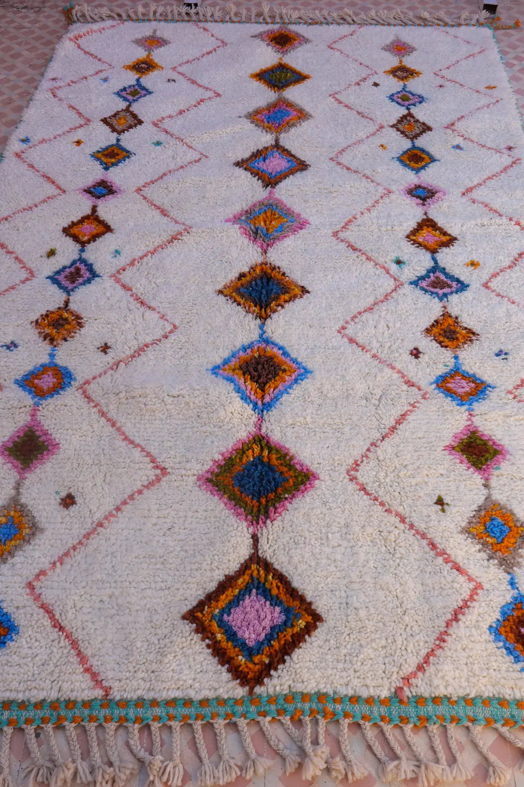 Tapis Berbère Azilal Blanc à Motifs Colorés Bords Turquoise- 268 x 173 cm Néda