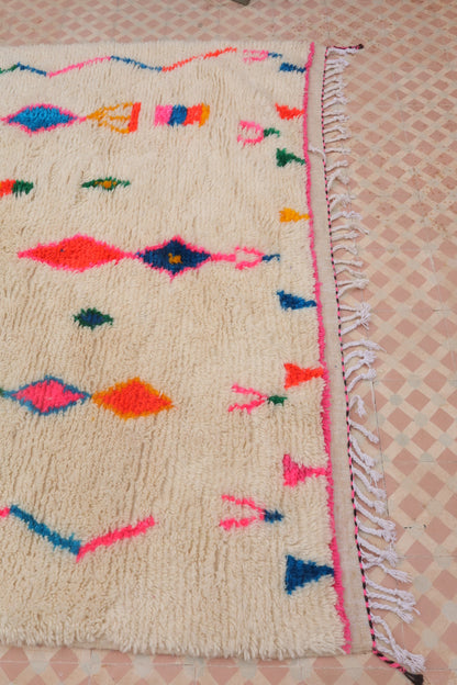 rug Berber Azilal White with Fluorescent Colored Patterns Pink Fluorescent Edges- 310 x 194 cm 