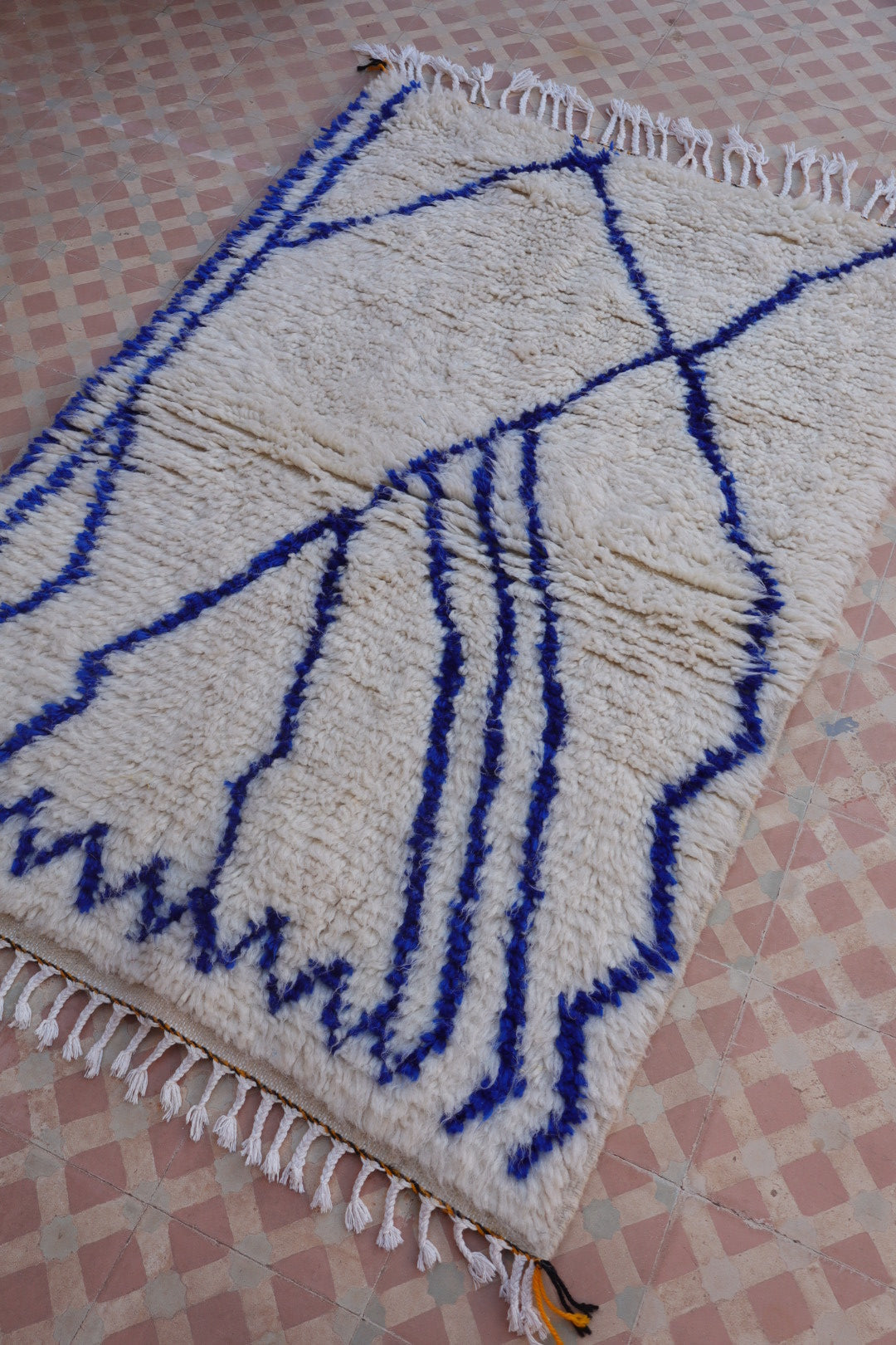 Tapis Berbère Azilal Motifs Abstraits Bleu Klein- 146 x 96 cm Néda