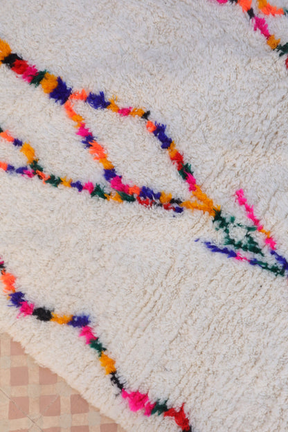 Tapis Azilal Berbère Blanc à Motifs Colorés et Fluo – Fait main- 307 x 207 cm Néda