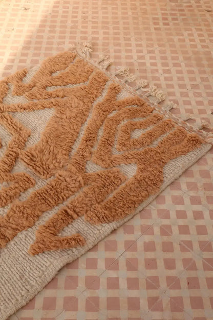 Tappeto Berbero Beni Ouarain Moderno Beige Con Rilievi Astratti - Modello firma 05 Néda