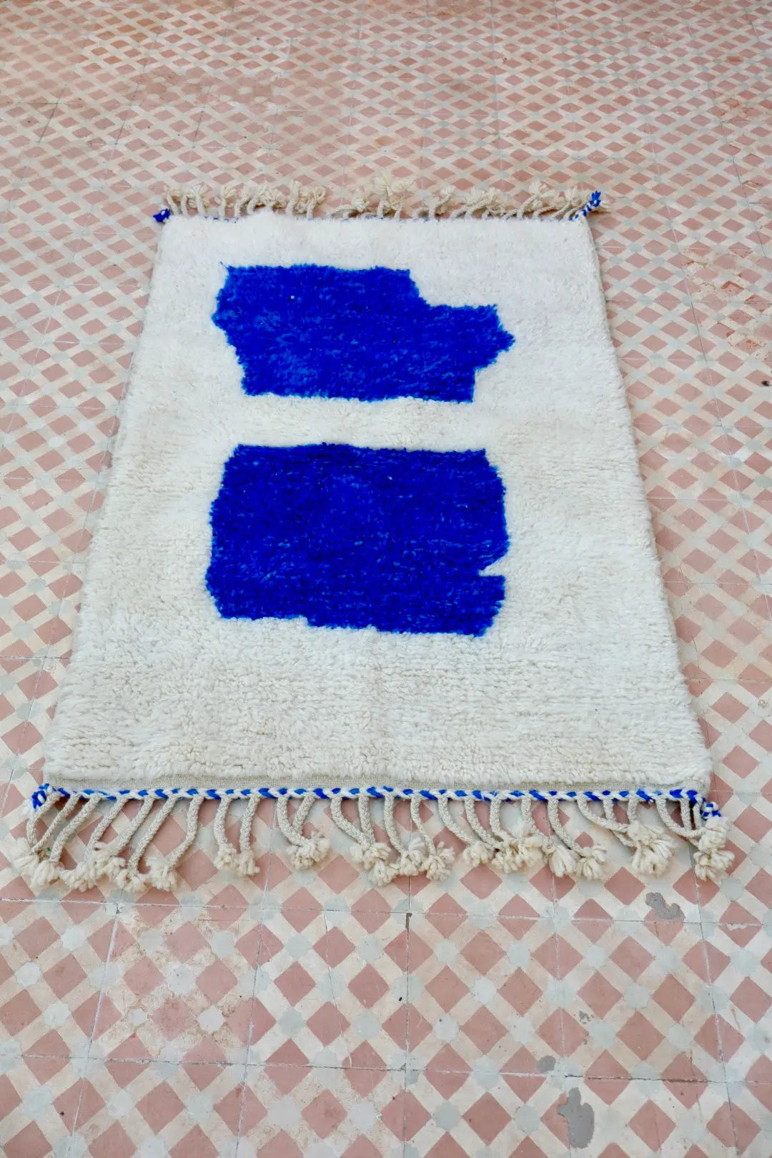 Tapis Berbère Béni Ouarain Blanc et Bleu Majorelle Moderne- 152 x 100 cm Néda