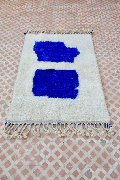 Tapis Berbère Béni Ouarain Blanc et Bleu Majorelle Moderne- 152 x 100 cm Néda