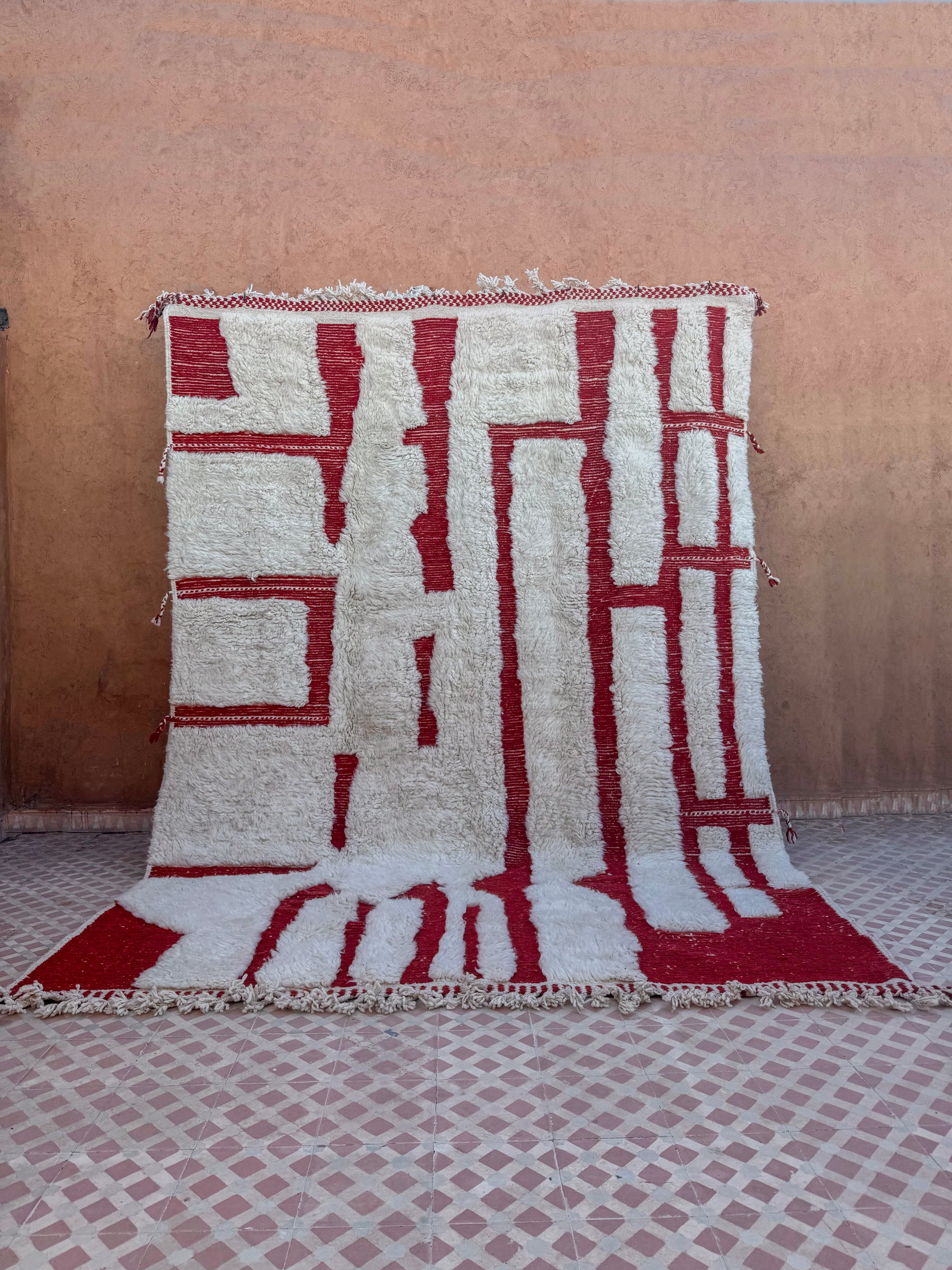 Tapis berbère beige et rouge tapis berbère moderne tapis marocain blanc et rouge tapis berbère moderne blanc à motifs en reliefs rouge tapis berbère contemporain rouge et blanc tapis berbère en laine fait main moderne rouge et blanc tapis déco bohème chic déco éclectique tapis salon en laine fait main 