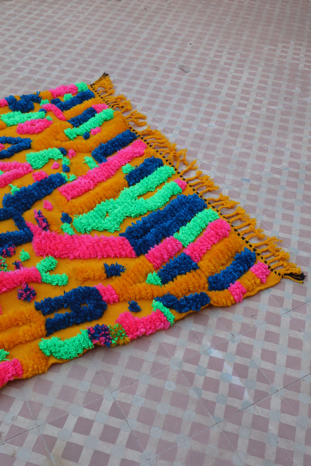 Tapis Berbère Coloré Jaune Moutarde Motifs Fluos-  190 x 142  cm Néda