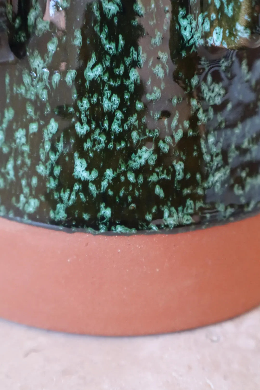 Vase Sculptural Bi Matières Vert Moucheté- SABI Néda