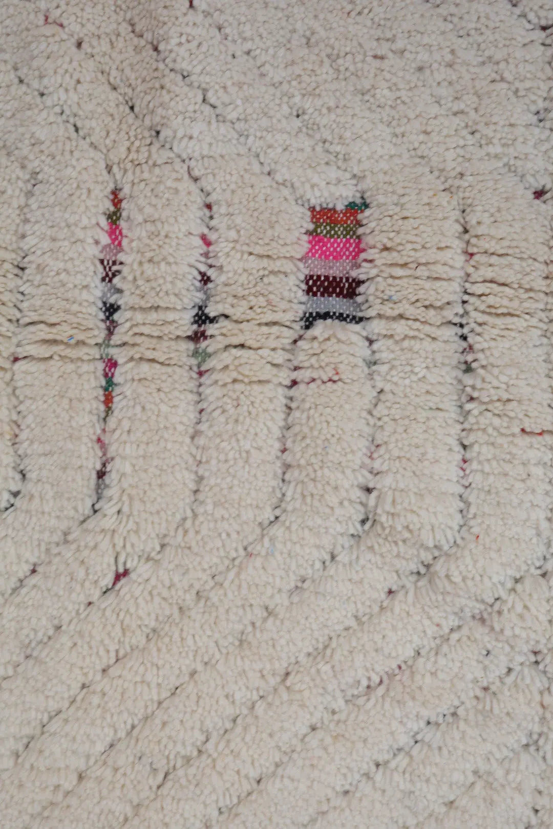 Tapis Berbère Béni Ouarain Blanc et Multicolore Reliefs - 154 x 102 cm Néda