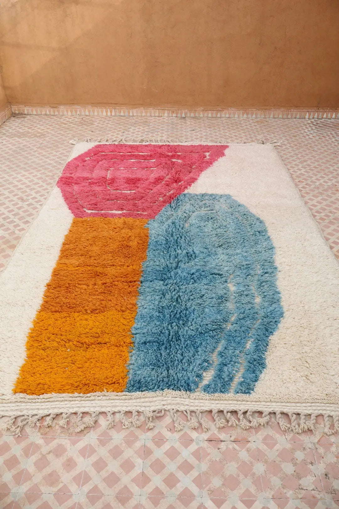 Tapis Berbère Blanc à Motifs Colorés Contemporain à Reliefs Béni Ouarain - 292 x 194 cm Néda