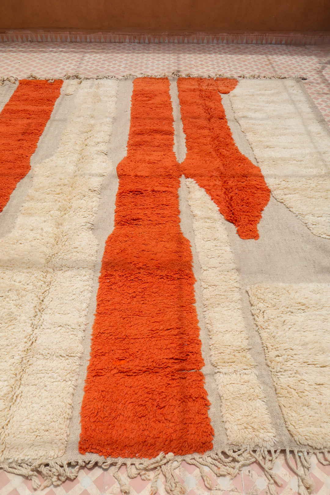 Tapis Berbère Béni Ouarain Moderne Coloré Orange et Blanc À Reliefs - 300 x 250 cm