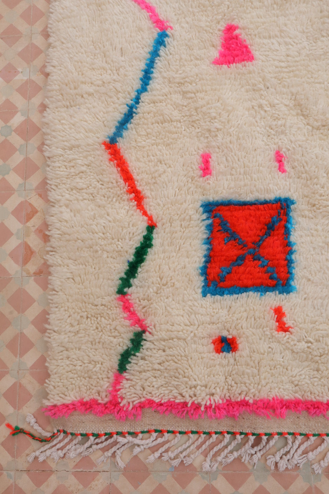 rug Berber Azilal White with Fluorescent Colored Patterns Pink Fluorescent Edges- 310 x 194 cm 