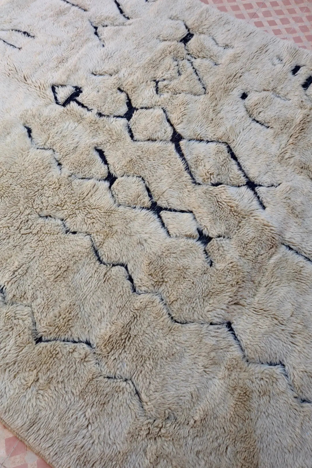 Tapis Berbère Mrirt Foncé Motifs Abstraits Reliefs Noirs - 311 x 200 cm Néda