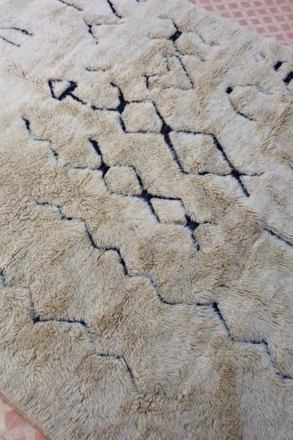 Tapis Berbère Mrirt Foncé Motifs Abstraits Reliefs Noirs - 311 x 200 cm Néda