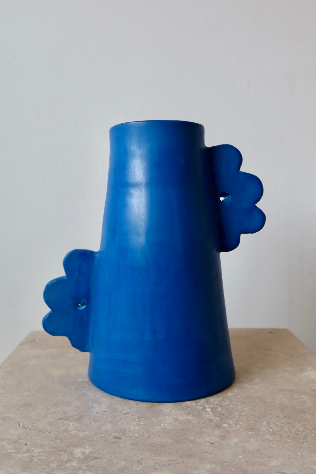 Vase Abstrait en Céramique Fait-Main Fleurs - DAISY Bleu Klein Matte Néda