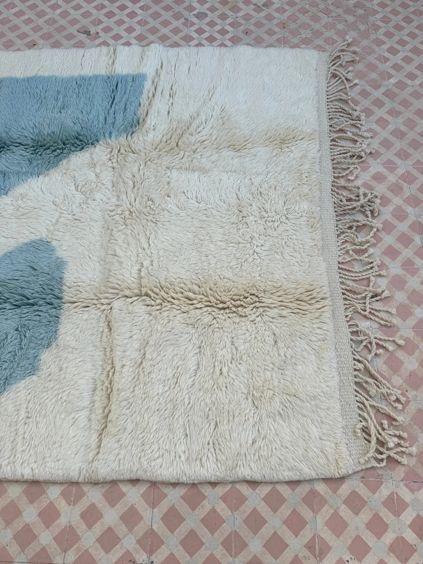 Tapis Berbère Mrirt Bleu Ciel et Blanc Moderne - 257 x 159 cm Néda