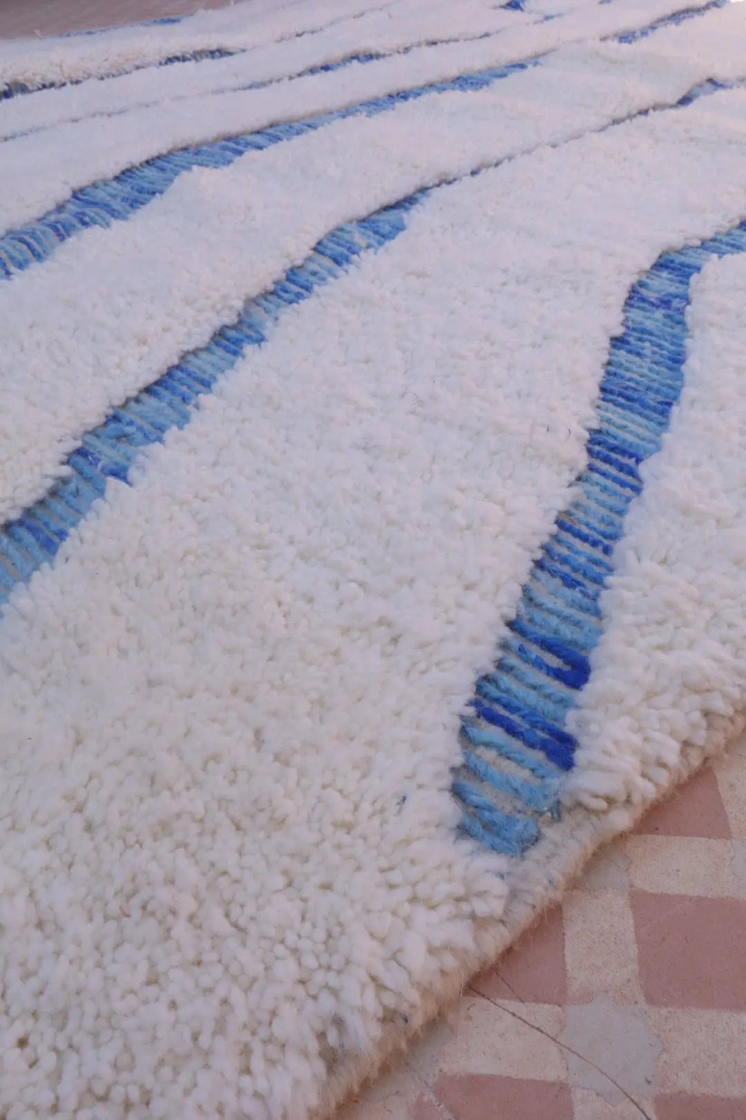 Tapis Berbère Béni Ouarain Blanc à Motifs Creusés Bleu Klein - 287 x 198 cm Néda