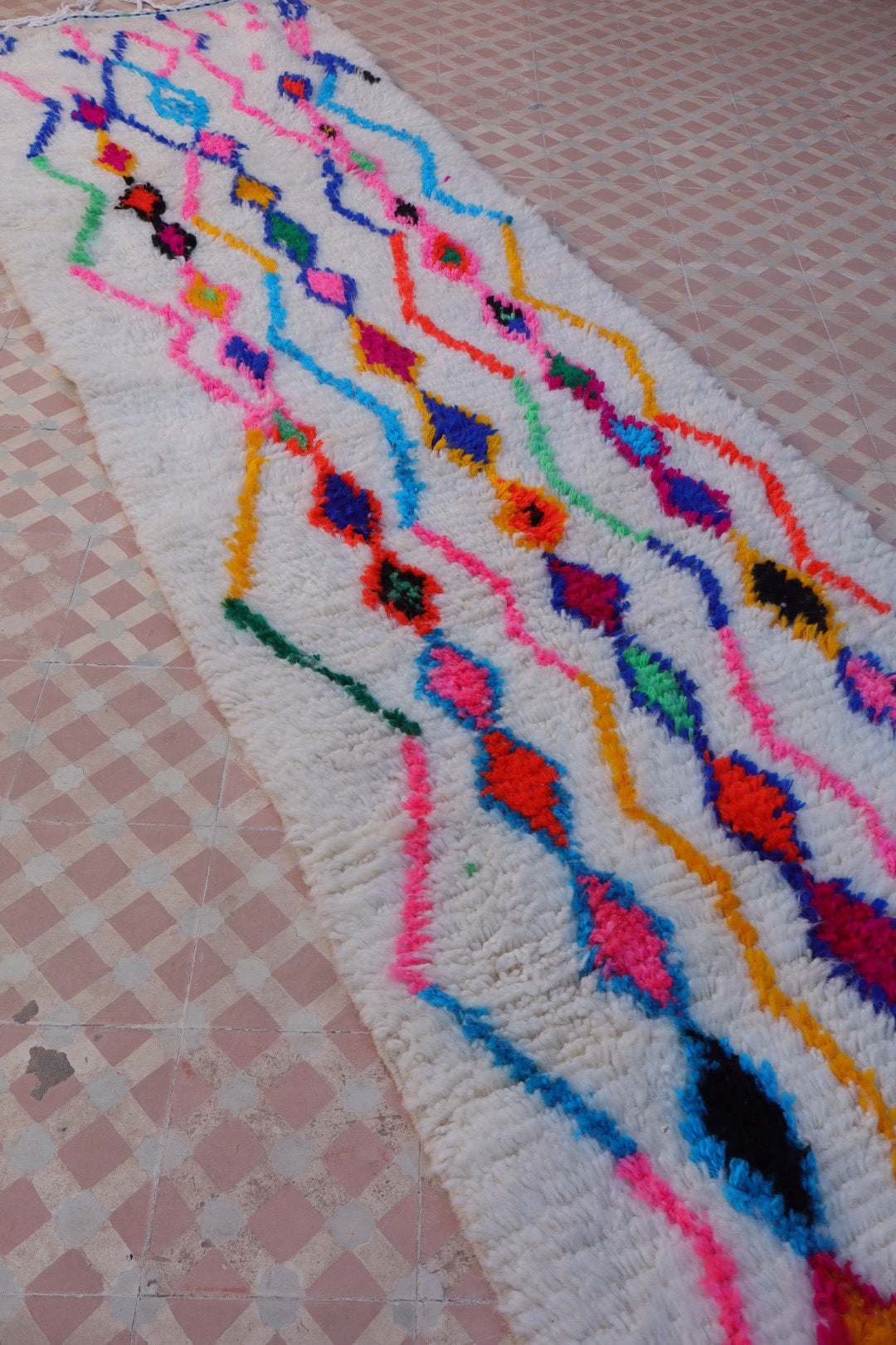 Tapis Berbère Couloir Azilal Blanc à Motifs Colorés Fluos - 300 x 82 cm Néda