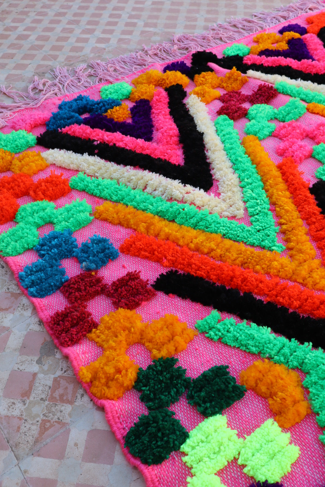 Tappeto Berbero Colorato Rosa Motivi Fluo- 190 x 142 cm Néda