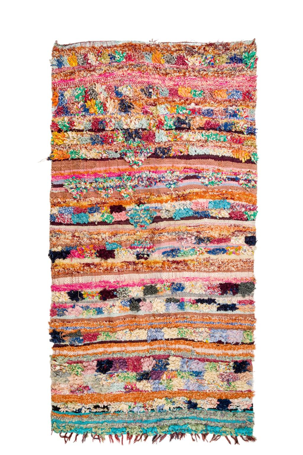 Tapis marocain berbère Boucherouite bohème chic rose saumon et multicolores à volumes bohème chic upcyclé 