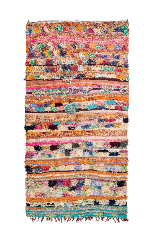 Tapis marocain berbère Boucherouite bohème chic rose saumon et multicolores à volumes bohème chic upcyclé 