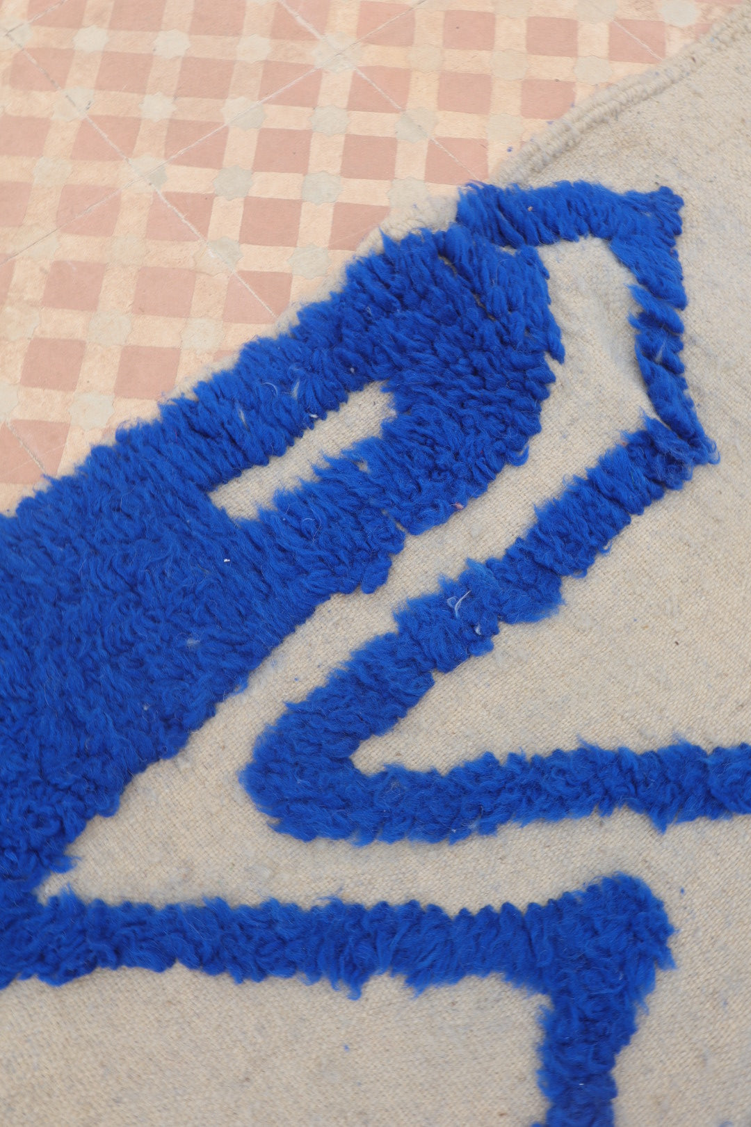 Tapis Berbère Béni Ouarain Moderne Bleu Klein À Reliefs Abstrait - Modèle signature - 160 x 120 cm Néda