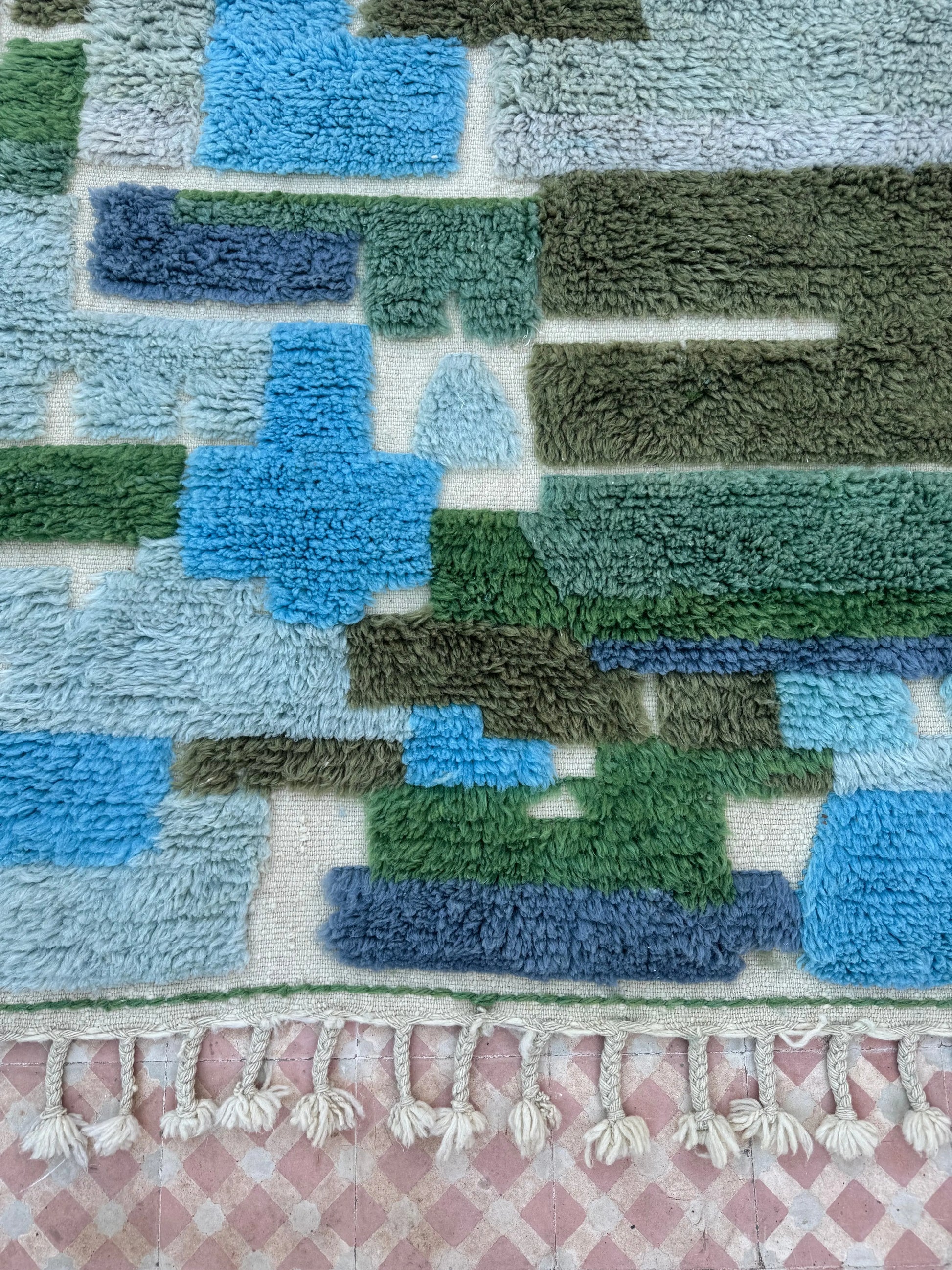 Tapis Berbère Motifs Abstraits Reliefs Bleu Vert Modèle Signature -227 x 220 cm Néda