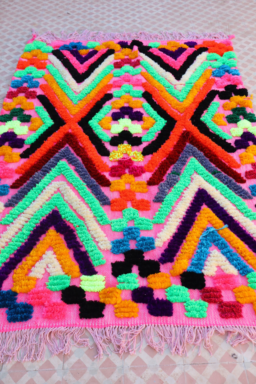 Tappeto Berbero Colorato Rosa Motivi Fluo- 190 x 142 cm Néda