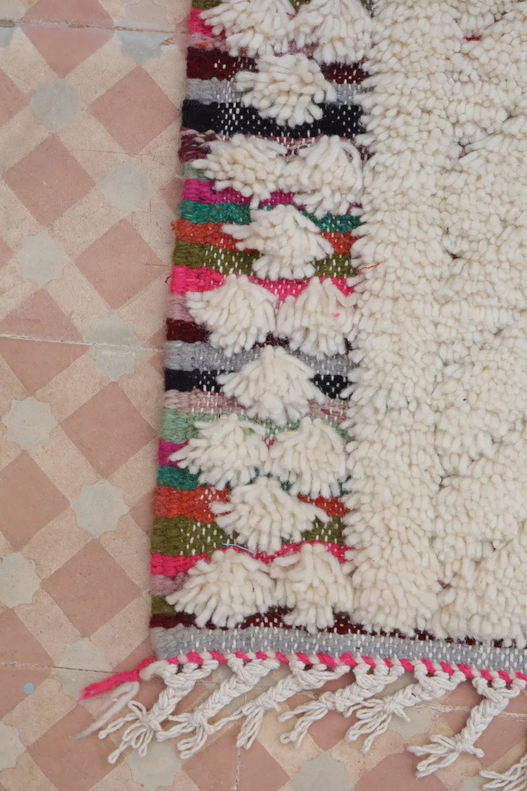 Tapis Berbère Béni Ouarain Blanc et Multicolore Reliefs - 154 x 102 cm Néda