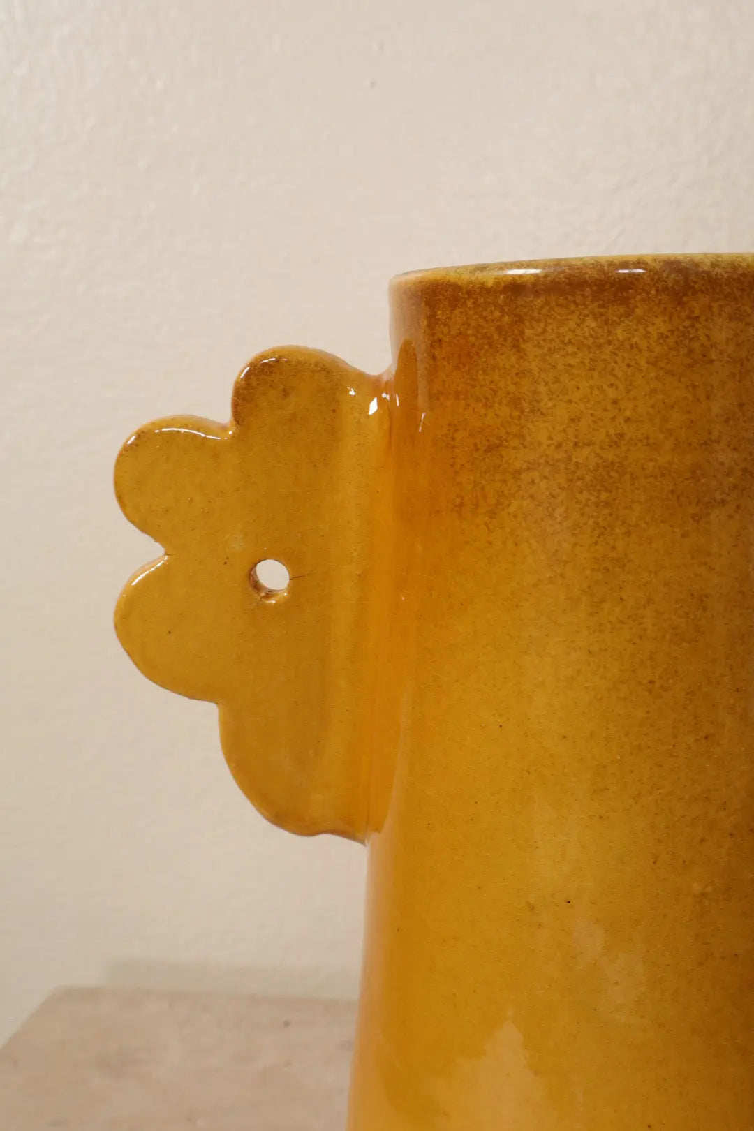 Vase Abstrait en Céramique Jaune Moutarde Fait-Main Fleurs - DAISY © Néda