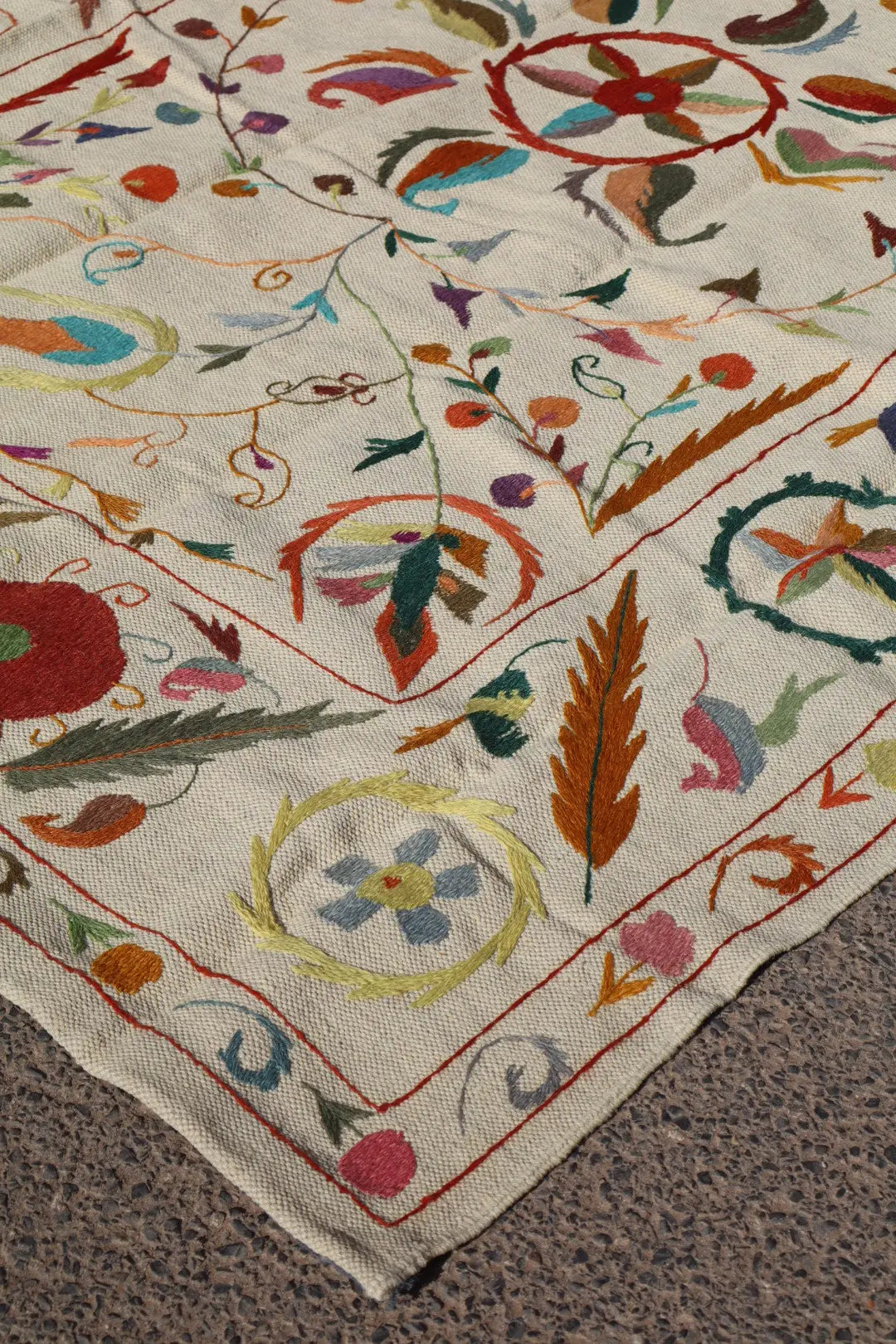 Tapis Kilim Suzani Blanc Multicolore – 238 x 159 cm Néda