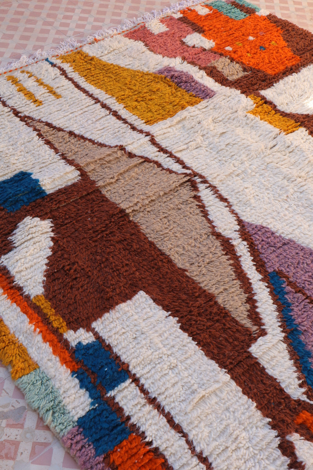 Contemporary Azilal Berber carpet in white with brown and multicolored patterns - 292 x 170 cm