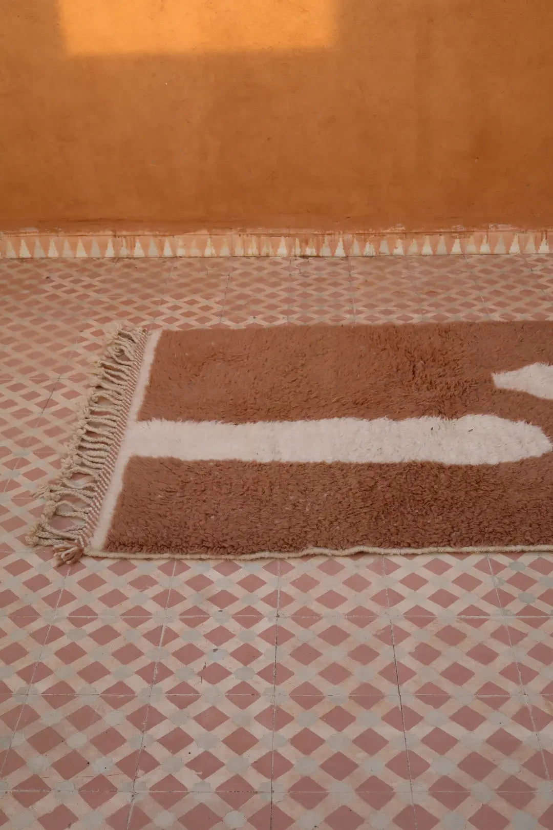 Tapis Berbère Béni Ouarain Moderne Beige Foncé Blanc - 160 x 110 cm Néda