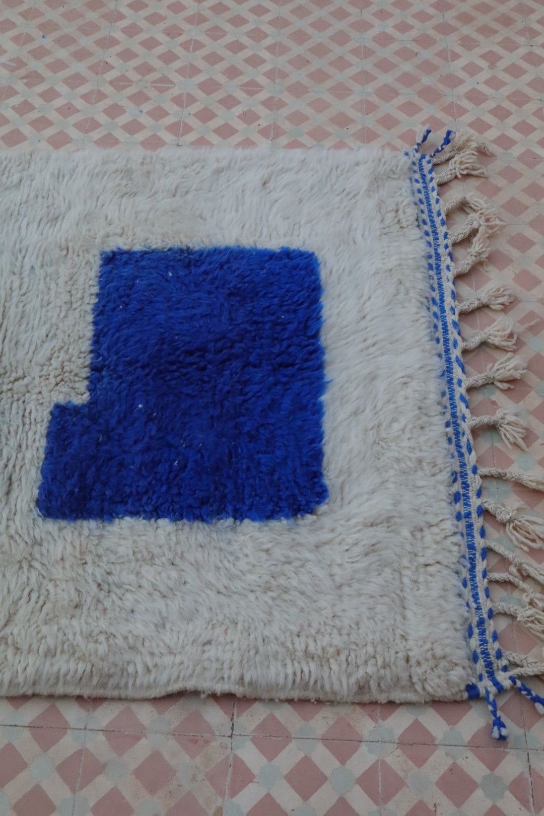 Beni Ouarain Wit en Blauw Majorelle Modern Berber Tapijt - 162 x 111 cm