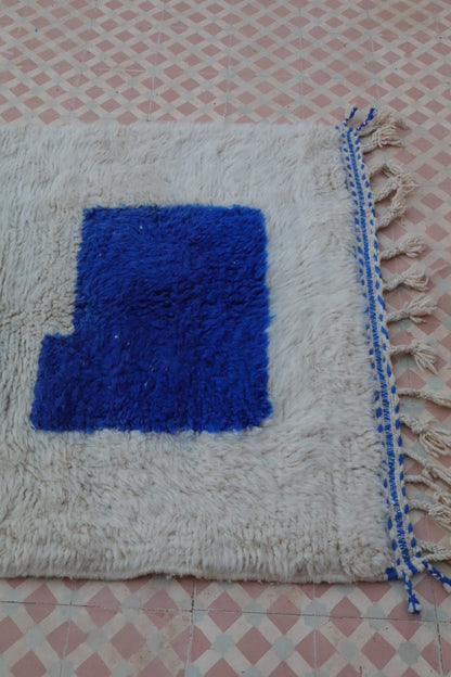 Tapis Berbère Béni Ouarain Blanc et  Bleu Majorelle Moderne- 162 x 111 cm