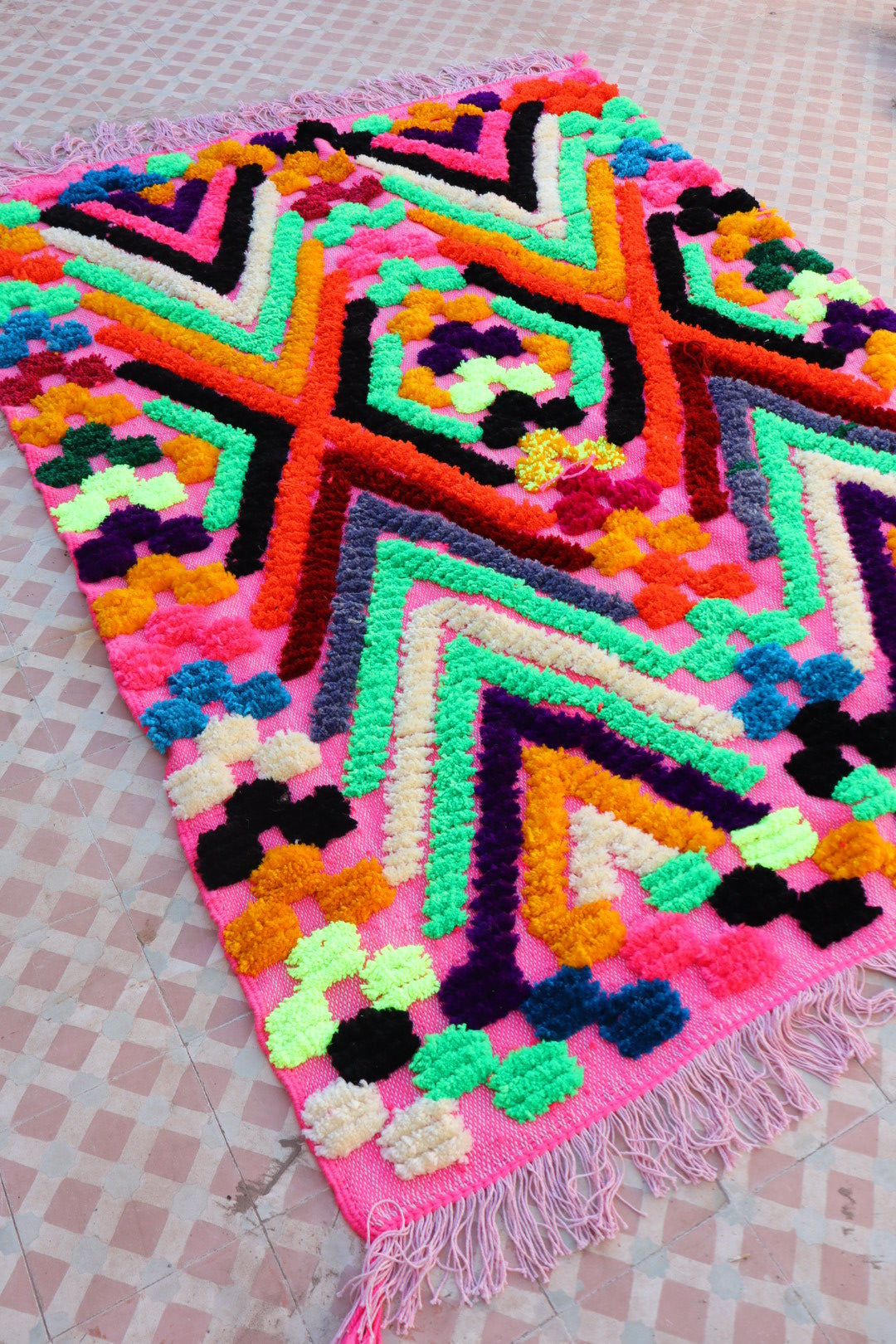 Tappeto Berbero Colorato Rosa Motivi Fluo- 190 x 142 cm Néda
