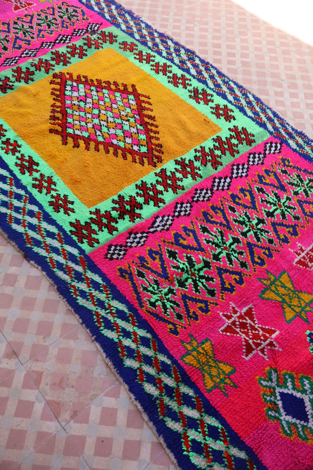 Tapis Berbère Azilal Couloir Vintage Fluo- 327 x 128 cm Néda