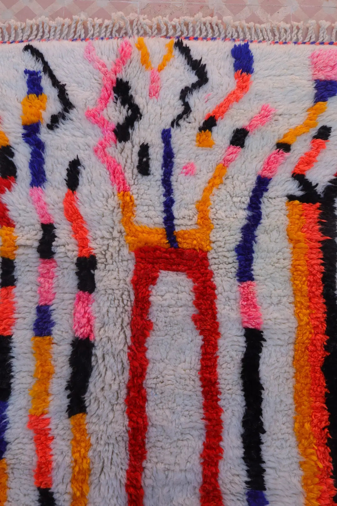 Tapis Berbère Azilal Blanc Motifs Colorés et Fluo- 236 x 153  cm Néda