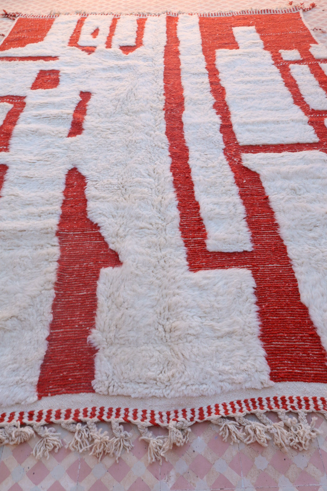 Alfombra béni béni ouarain patrones modernos de alivio rojo blanco - 318 x 220 cm