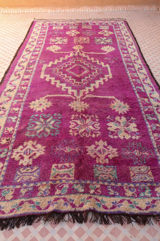 Grand et long tapis berbère marocain antique boujad vintage magenta violet à motifs beiges bleu ciel et violet fait main en laine unique 