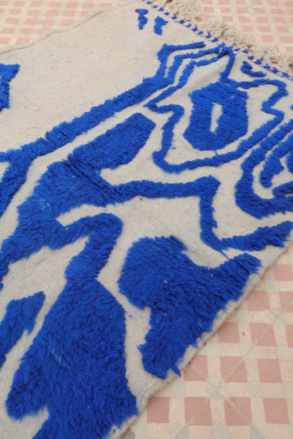 Tapis Berbère Béni Ouarain Moderne Bleu Klein À Reliefs Abstrait - Modèle signature - 160 x 120 cm Néda