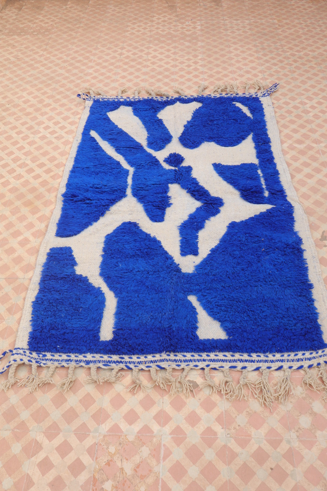 Tapis Berbère Béni Ouarain Moderne Bleu Klein À Reliefs - 182 x 120 cm Modèle Signature Néda