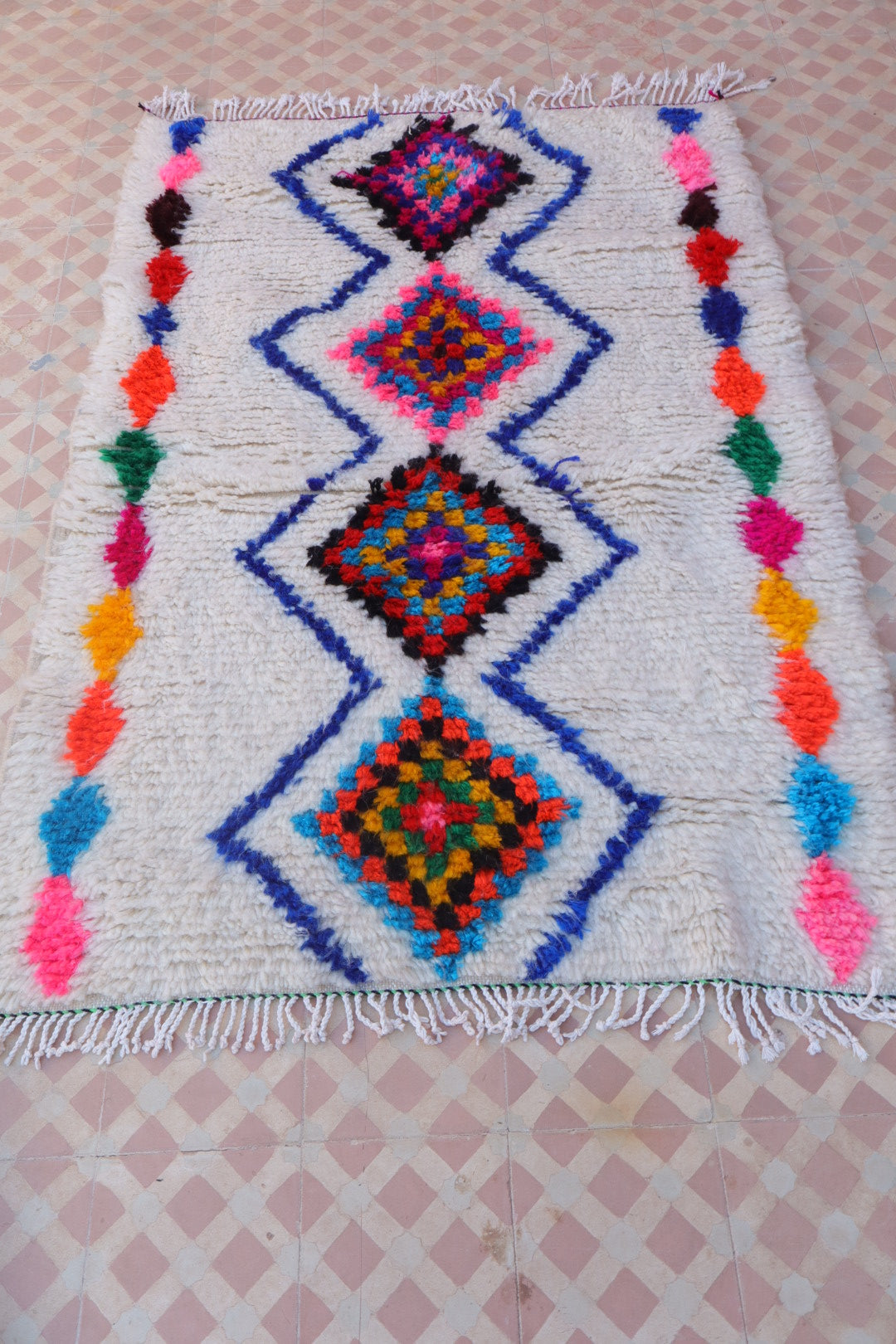 Tapis Berbère Azilal Blanc Motifs Losanges Colorés et Fluo- 152 x 102 cm Néda