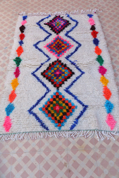 Tapis Berbère Azilal Blanc Motifs Losanges Colorés et Fluo- 152 x 102 cm Néda